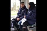 Lech Poznań - Raków Częstochowa: Dani Ramirez razem z żoną na mecz pojechali tramwajem - zobacz wideo
