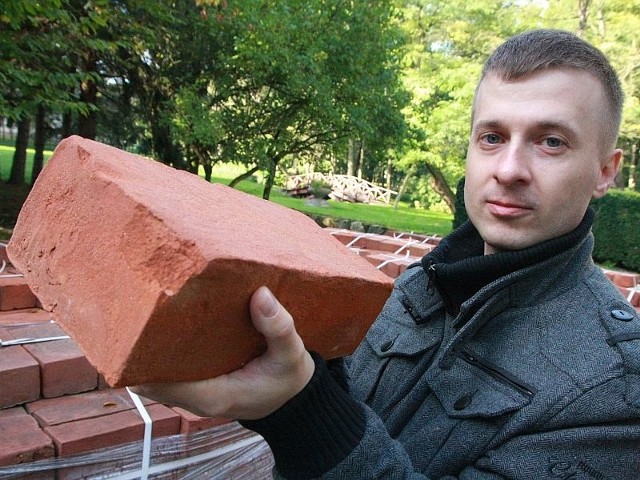- Ubytki w murach są uzupełniane specjalnymi cegłami, wzorowanymi na gotyckich - mówi Rafał Mikuła z muzeum w Międzyrzeczu.