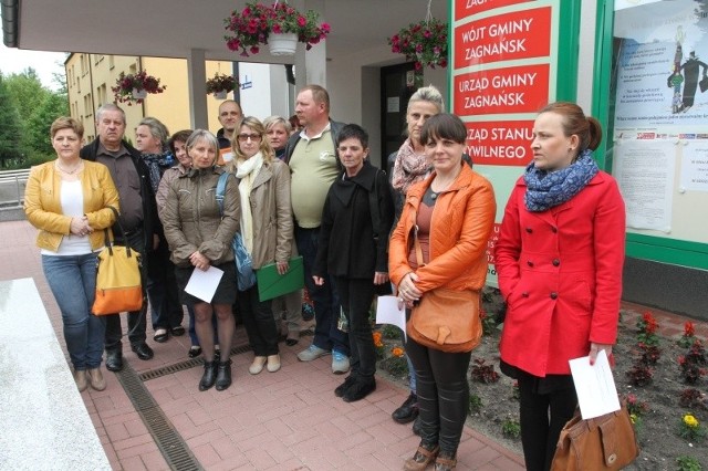 Rodzice dzieci ze szkoły w Kajetanowie uważają decyzję Rady Gminy za niedorzeczną.