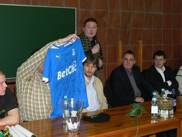 Koszulka z podpisami wszystkich zawodników Lecha Poznań została sprzedana na aukcji internetowej za 400 złotych. Kibice Siarki otrzymali ten piłkarski trykot od pochodzącego z Tarnobrzega, szkoleniowca "lechitów&#8221; Jacka Zielińskiego.