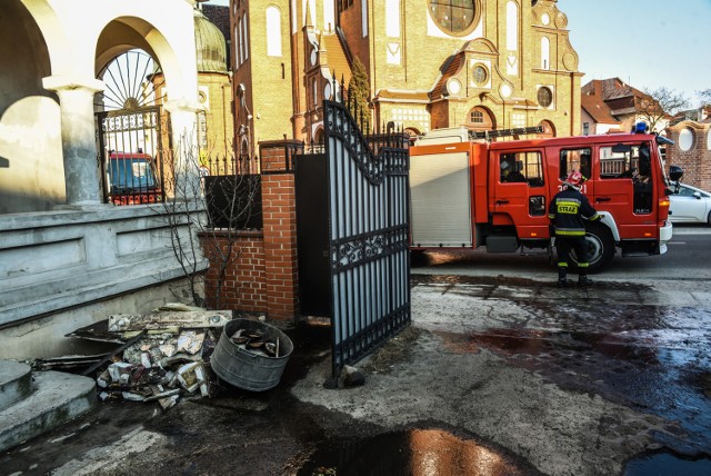 Dwa mocno zniszczone mieszkania to skutki pożaru, który wybuchł dziś w kamienicy w Bydgoszczy.