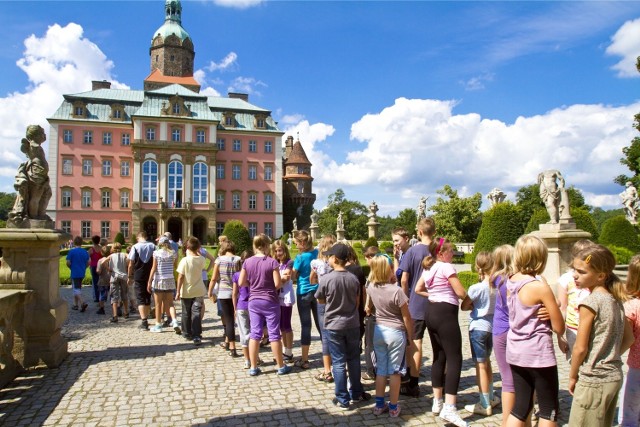 W tym roku bilety do zamku Książ  kupiło już blisko 400 tysięcy osób. Wiele z nich to turyści indywidualni
