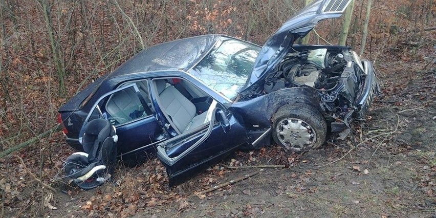 Groźny wypadek na DK8. Mercedes wypadł z jezdni 