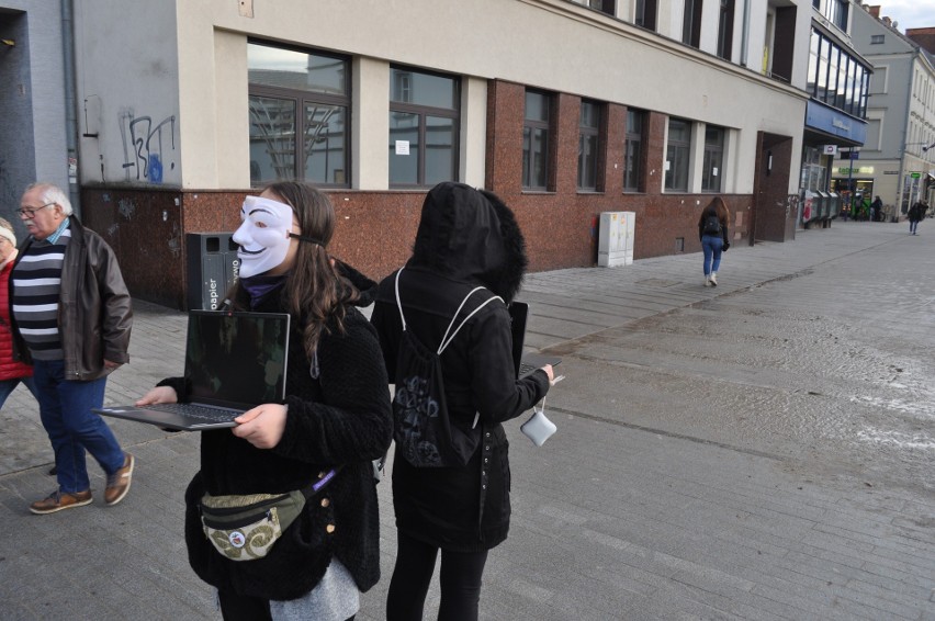 Anonimowi aktywiści starali się przekonać przechodniów do...