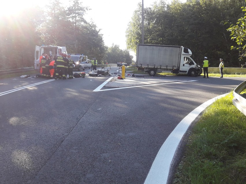 Wypadek na zjeździe z S1 w Mysłowicach: motocyklista w ciężkim stanie odwieziony do szpitala