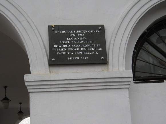 Treść tablicy: Major Michał Tadeusz Brzęk - Osiński &#8211; 1892 &#8211; 1983)Legionista, Poseł na Sejm II RP, Dowódca szwadronu  72 PP, Więzień Obozu Jenieckiego, patriota i społecznik.