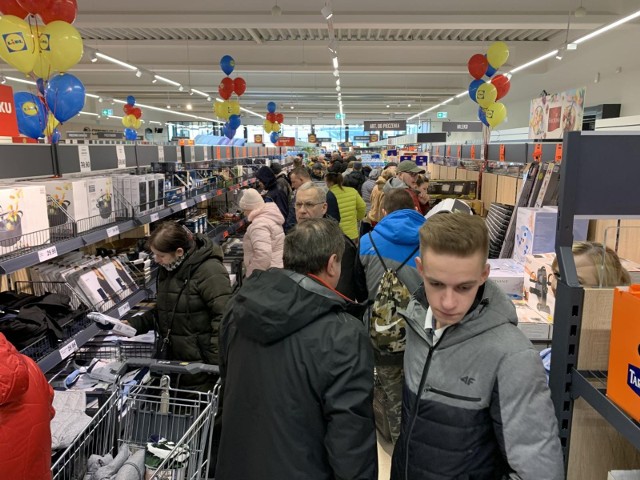 W Lidl Polska od soboty, 2 października, dostępny będzie oczyszczacz powietrza marki Silvercrest w promocyjnej cenie – aż o 50 złotych taniej, czyli 199 zł/ 1 szt. Oczyszczacz powietrza oferowany przez Lidl skutecznie usuwa cząsteczki zanieczyszczeń w powietrzu, czego efektem jest czyste powietrze.