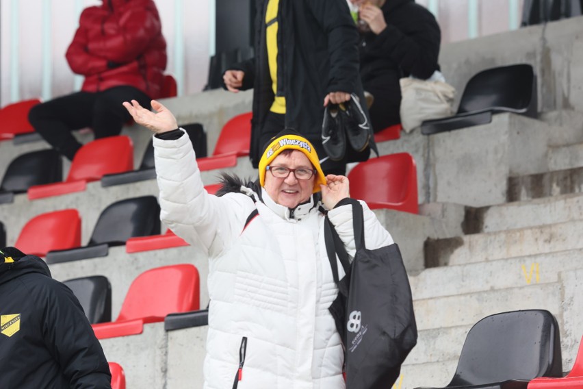 9.02.2022, Kraków, stadion Prądniczanki: kibice na sparingu...