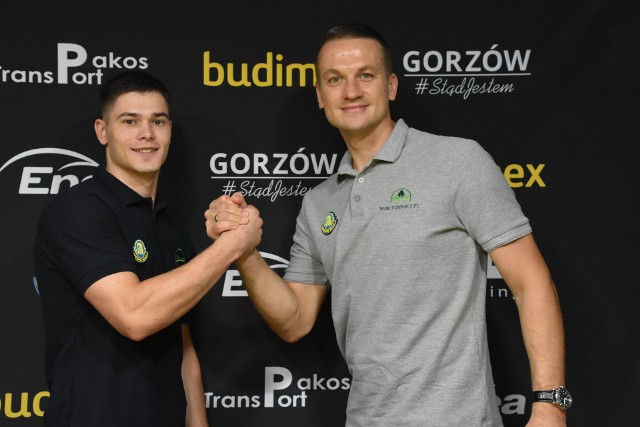 Rozgrywający Budimex Stali Rafał Renicki (z lewej) i trener Oskar Serpina wierzą w sobotnią wygraną z Pogonią Szczecin.