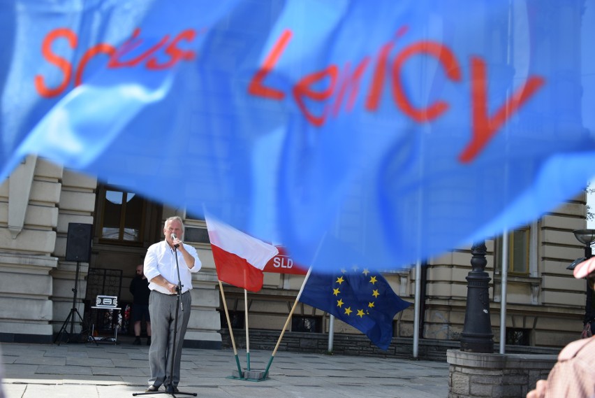 1-majowe obchody w Nowym Sączu: flagi pod Ratuszem i kiełbasa na Nadbrzeżnej [ZDJĘCIA]