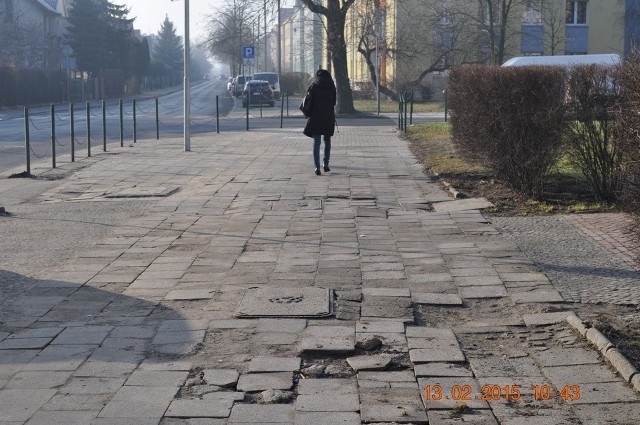 Po chodniku przy ul. Szamotulskiej codziennie poruszają się osoby niedowidzące i niepełnosprawne. Jego stan jest fatalny