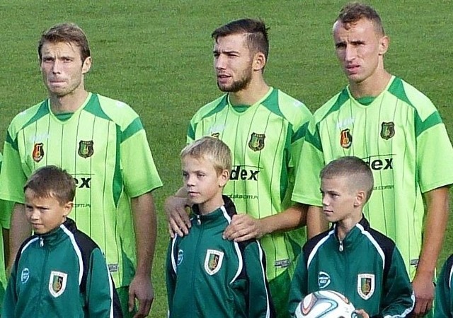 Piłkarzy drugoligowej Stali Stalowa Wola (od lewej: Adrian Bartkiewicz, Łukasz Sekulski, Michał Czarny) czeka spotkanie na swoim stadionie w sobotę  z Wisłą Puławy.