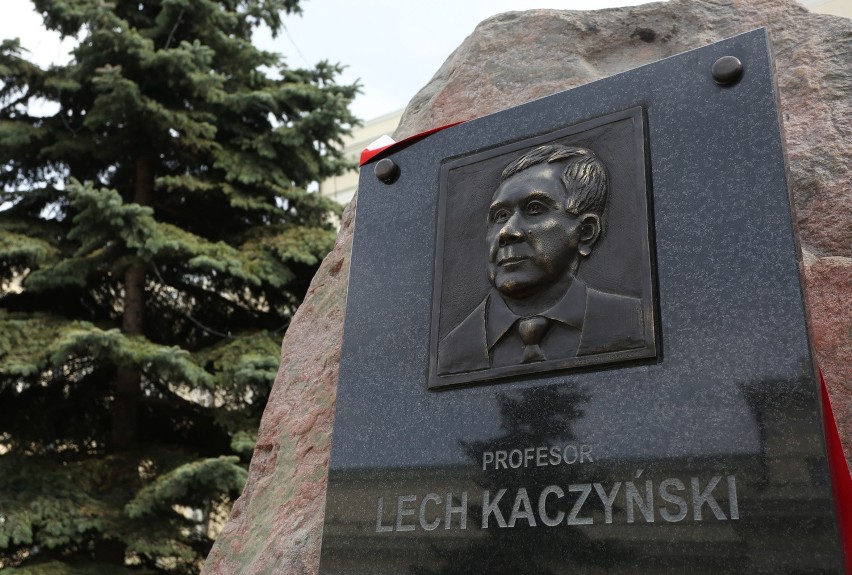 Wizerunek Lecha Kaczyńskiego na najnowszej tablicy pamięci...
