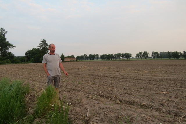 Jeszcze kilkanaście dni temu do budynku mieszkalnego w Wielkich Radowiskach prowadziła droga prywatna przez pole, jednak została zaorana. Sąsiadujący z ta posesją Agnieszka, Tomasz, Janina i Benedykt Ciechaccy nie chcą wytyczenia nowej drogi do tego domu prowadzącej przez ich pole, tuż przy ich domu