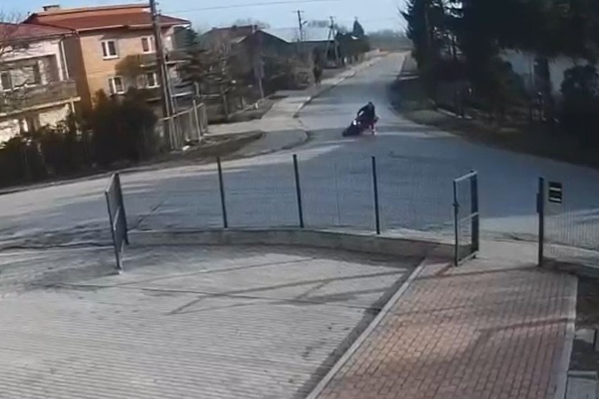 Dramatyczny wypadek w Słupczy. Motocyklista stracił panowanie nad maszyną i uderzył w płot. Zobacz nagranie z monitoringu 