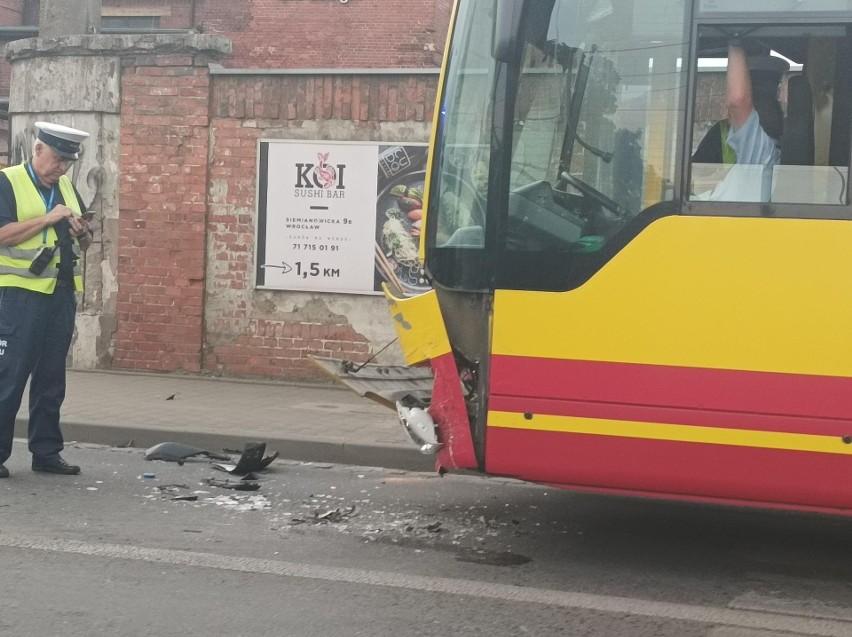 Wypadek z udziałem autobusu MPK na ulicy Opolskiej, na...