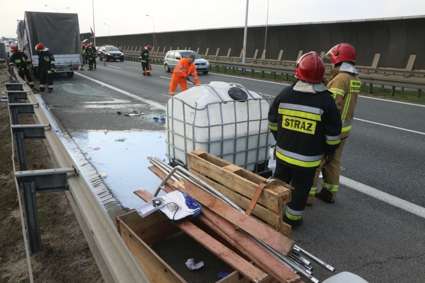 Wypadek na AOW. Przewrócił się bus przewożący chemikalia