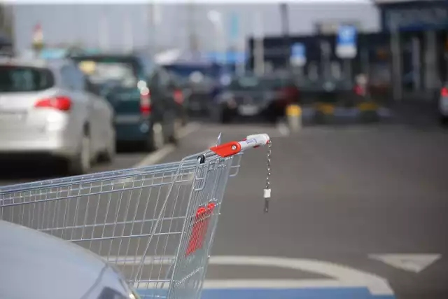 Zielona Góra marketami stoi? Sprawdziliśmy to! Przeliczyliśmy liczbę najpopularniejszych sklepów w mieście. Wiemy, ile jest Biedronek, Lidlów, czy innych wielkich sklepów. Te znajdują się już w każdej dzielnicy miasta. Sprawdzicie to w naszej galerii zdjęć! Czytaj więcej na kolejnych slajdach. Posługuj się klawiszami strzałek, myszką lub gestami WIDEO: "Ekspedient ma prawo nie obsługiwać klienta bez maseczki". Resort zdrowia doprecyzuje przepisy