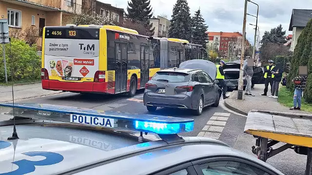 (3.04.2024) Wypadek na ulicy Sowiej na wrocławskich Krzykach. Na równorzędnym skrzyżowaniu zderzyły się dwie toyoty.