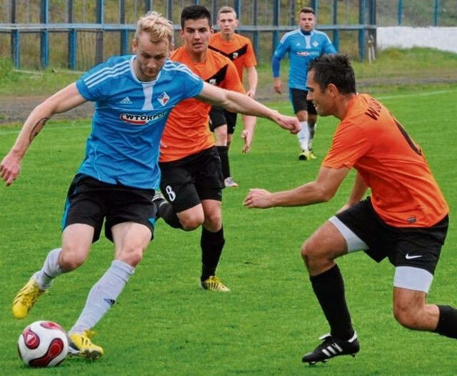 Napastnik Jan Kowalski (z lewej) rozegrał świetny mecz z Wolanią. W niedzielę jego drużynę czeka wyjazd do Radoszyc. 