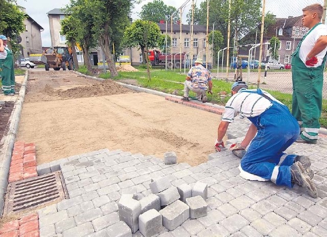 Prace w Parku Miejskim przy modernizacji nawierzchni ul. Chrobrego mają zakończyć się planowo do 31 sierpnia.