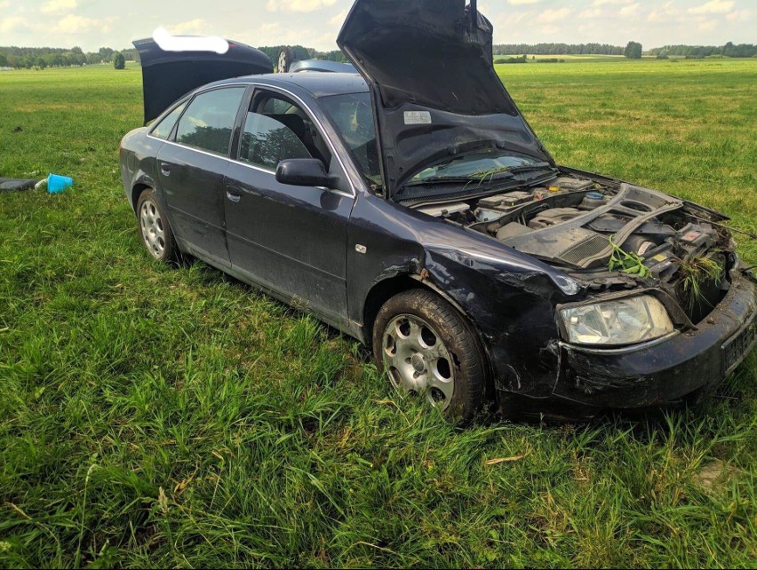 Dziękonie. Wypadek na DK 65. Skoda i audi wylądowały w rowie (zdjęcia)