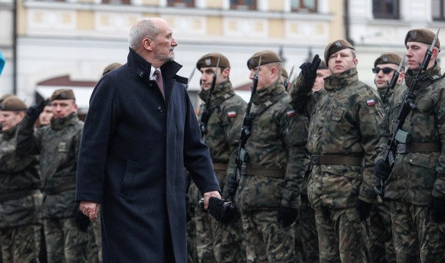 Minister Antoni Macierewicz zdecydował, że Dowództwo Kujawsko-Pomorskiej Brygady Wojsk Obrony Terytorialnej będzie miało siedzibę w Bydgoszczy. Minister Mariusz Błaszczak zmienił jego decyzję. Na zdjęciu przysiega 500 żołnierzy Wojsk Obrony Terytorialnej w Rzeszowie.