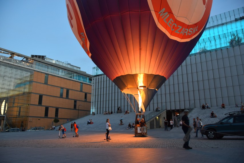 Pokaz balonów przed Centrum Spotkania Kultur. Koniecznie zobacz zdjęcia