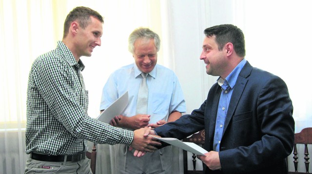 Prezesi MKS Michał Jastrzębski (z prawej) oraz KU AZS UMCS Dariusz Gaweł podpisali umowę o współpracy