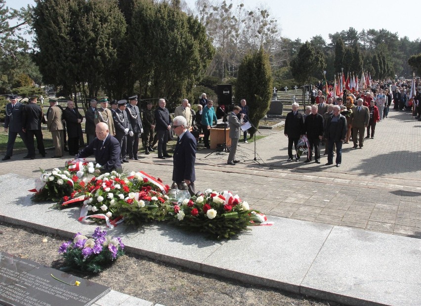 Radom. Rocznica zbrodni hitlerowskich na Firleju. Uczcili pamięć ofiar apelem 