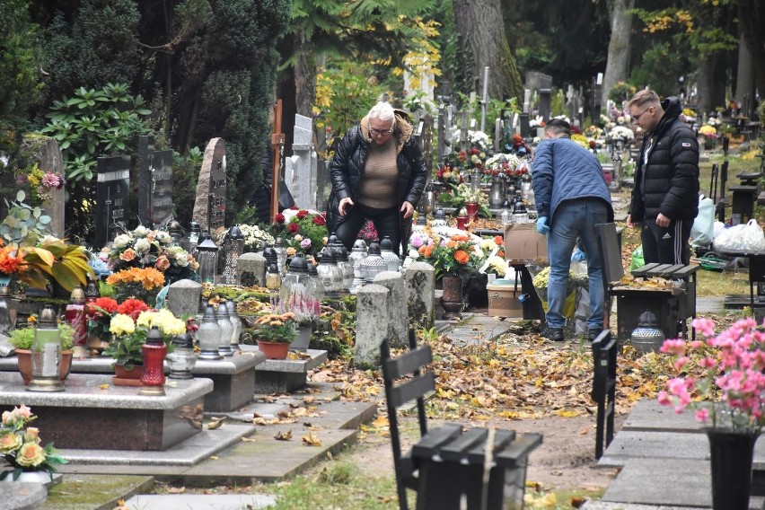 Przedświąteczne sprzątanie na Cmentarzu Komunalnym w Koszalinie