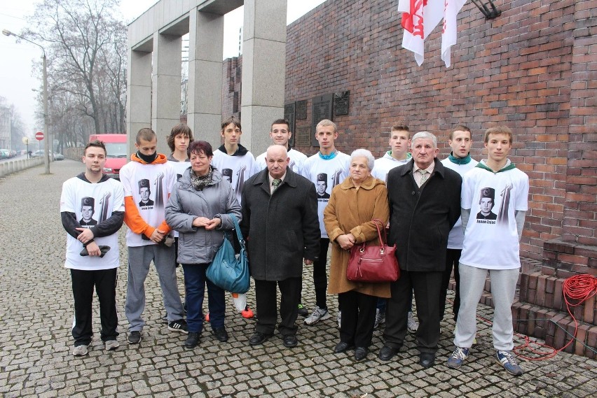 Na zdjęciu z biegaczami rodzina jednego z górników,  Zenona...