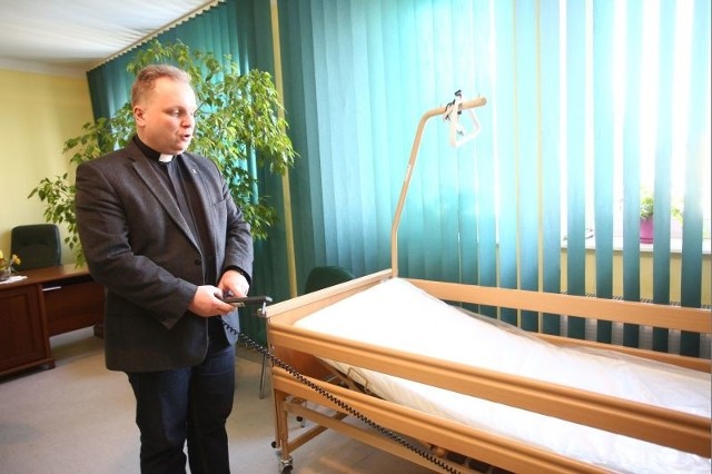 - Takie łóżko jest wygodne dla chorego, ale też osób opiekujących się nim &#8211; mówi ksiądz Robert Kowalski, zastępca dyrektora Caritas Diecezji Radomskiej.