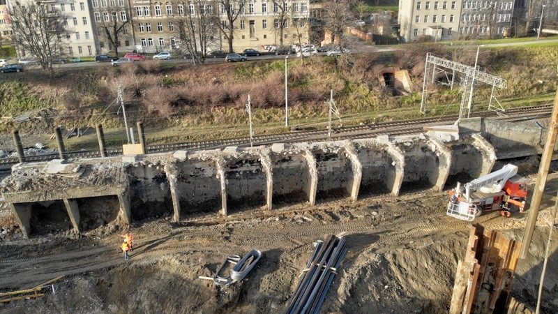 Rozbiórka starego wiaduktu na Biskupiej Górce na finiszu. Trwa budowa parkingu kubaturowego [ZDJĘCIA]