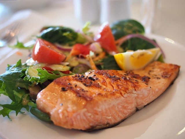 Kwasy omega-3 są bardzo ważne dla organizmu, wspierają bowiem pracę mózgu oraz układu nerwowego. Ich głównym źródłem w diecie są ryby. Warto wiedzieć, które z nich dostarczają największą ilość tego cennego składnika. Prezentujemy listę ryb, zawierających najwięcej kwasów omega-3! Szczegóły na kolejnych slajdach galerii.