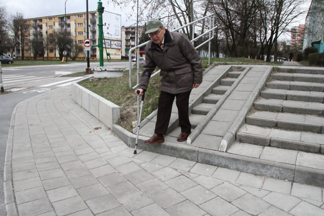 Wysoki krawężnik mieszkańcy osiedla nazwali dowcipnie skocznią imienia Małysza. Nie wszystkim jednak jest do śmiechu