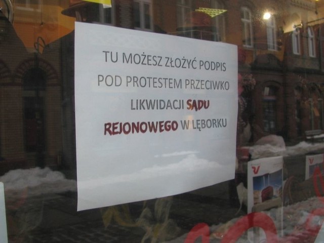 Listy protestacyjne w sprawie likwidacji Sądu Rejonowego w Lęborku można znaleźć w 72 sklepach w mieście. W sklepie Puszysta Pani na ulicy Staromiejskiej (na zdjęciu) można otrzymać także czyste listy i zebrać podpisy wśród swoich znajomych. 