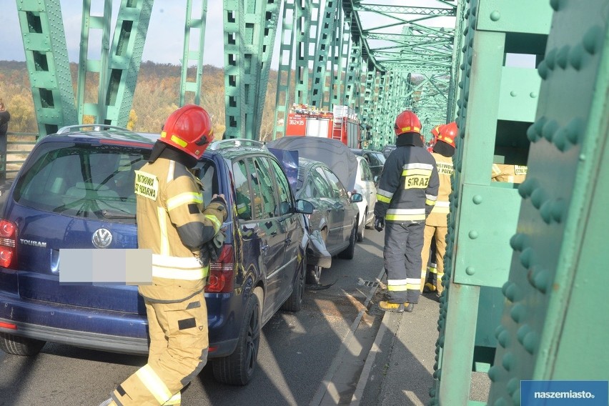 Zderzenie trzech aut na moście we Włocławku. Przyczyną niedostosowanie prędkości [zdjęcia]