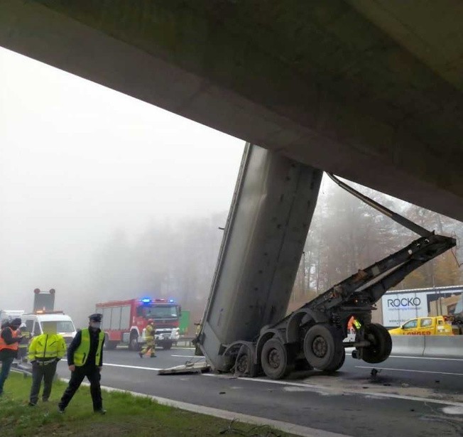 Nieopuszczona wywrotka uderzyła w wiadukt na opolskim...