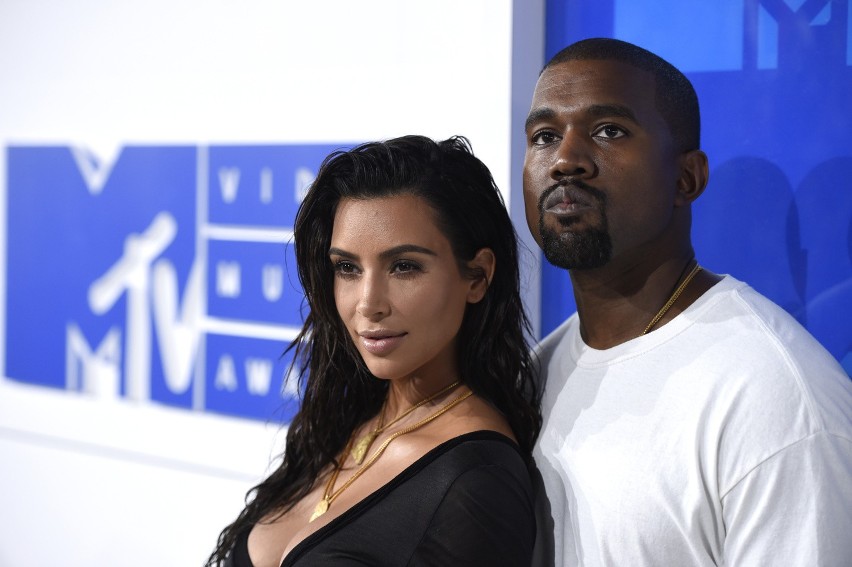 Kim Kardashian wraz z mężem raperem Kanye Westem na gali...