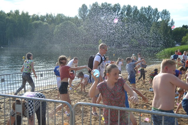 W "Bitwie na balony z wodą", która odbyła się sosnowieckich Stawikach wzięło udział kilkadziesiąt osób