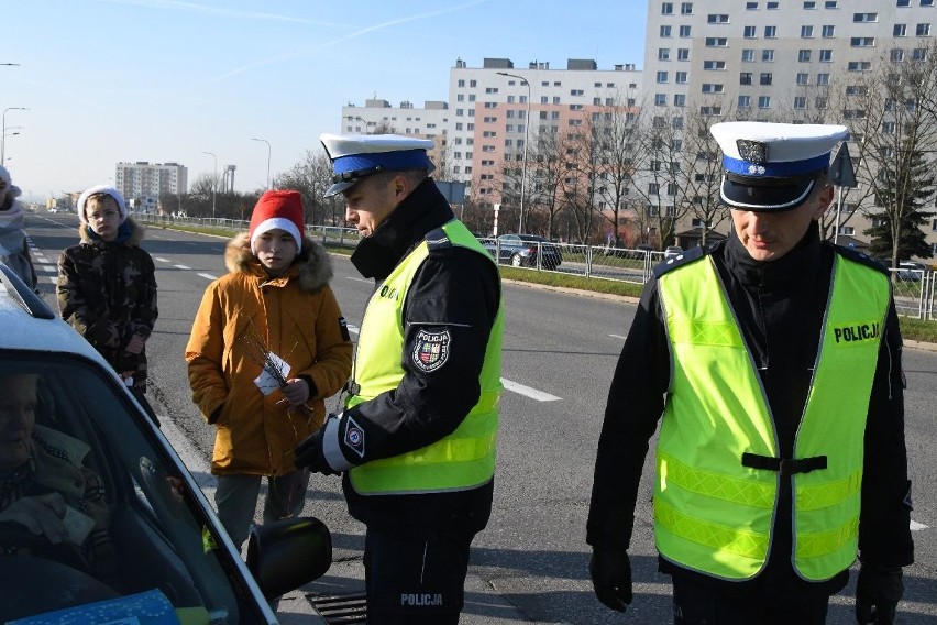Policjanci z dronem patrolują Kielce. Nagrano szokujące łamanie przepisów! Rozdawali... rózgi i czekoladowe mikołaje (WIDEO, ZDJĘCIA)