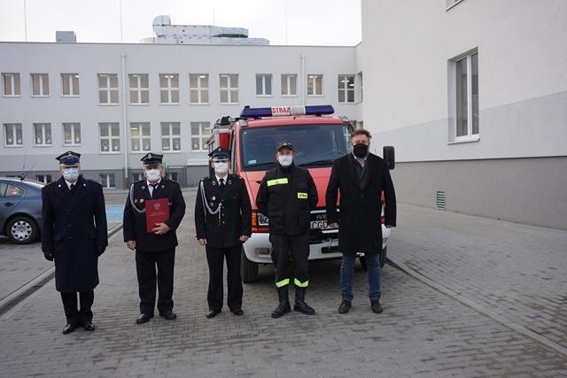 Przed Urzędem Miejskim w Kowalewie Pomorskim komendant Powiatowy Państwowej Straży Pożarnej w Golubiu-Dobrzyniu st. bryg. Paweł Warlikowski przekazał dla OSP Lipienica na stałe lekki samochód ratowniczo-gaśniczy iveco. Samochód odebrał  prezes OSP Lipienica Waldemar Błach i członkowie jego jednostki. W uroczystości uczestniczyły tez władze Kowalewa - burmistrz Jacek Żurawski, wiceburmistrz Ilona Rybicka oraz urzędniczka zajmująca się sprawami ochrony przeciwpożarowej Edyta Jasińska.