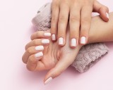 Na czym polega manicure kombinowany? Dzięki niemu twoje paznokcie hybrydowe będą idealne nawet przez 3 tygodnie!