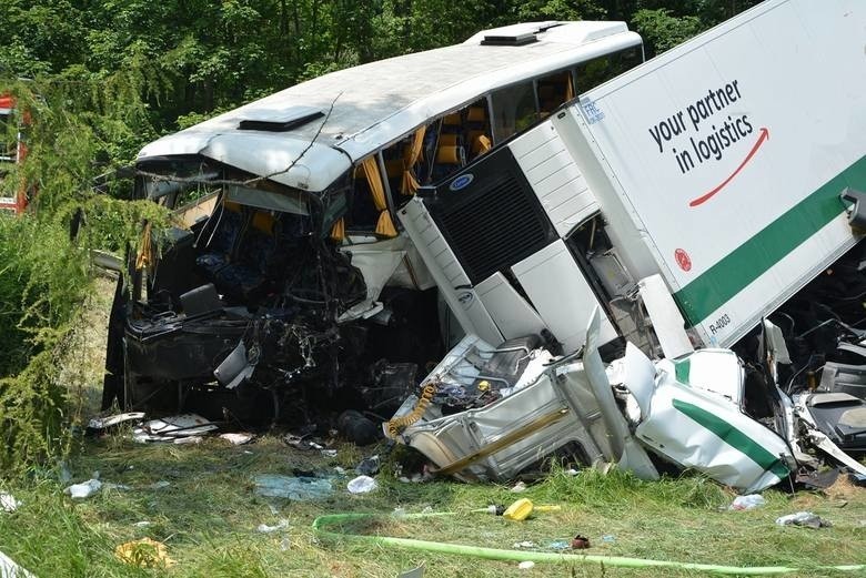 Wypadek w Tenczynie. Szkolny autokar zderzył się z...