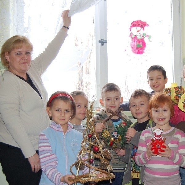 Bogusława Kuszaj wraz z przedszkolakami pokazuje niewielką część świątecznych dekoracji.