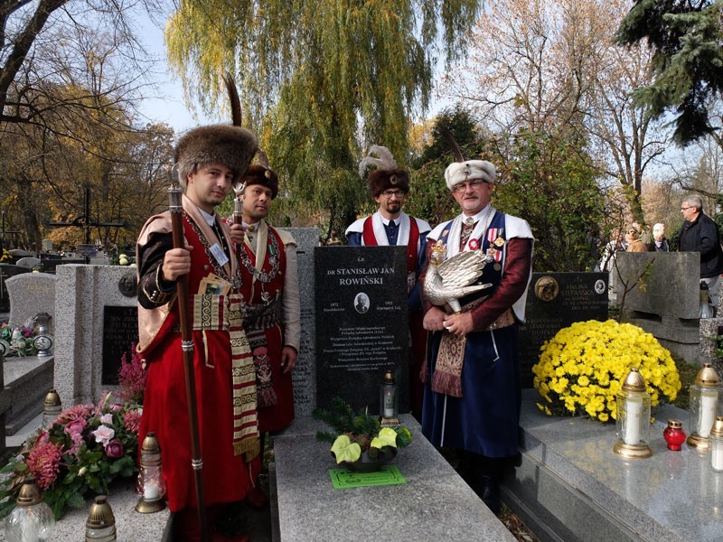 Kraków. Bracia kurkowi kwestowali i odwiedzili groby swoich królów, braci honorowych i prezesów [ZDJĘCIA]