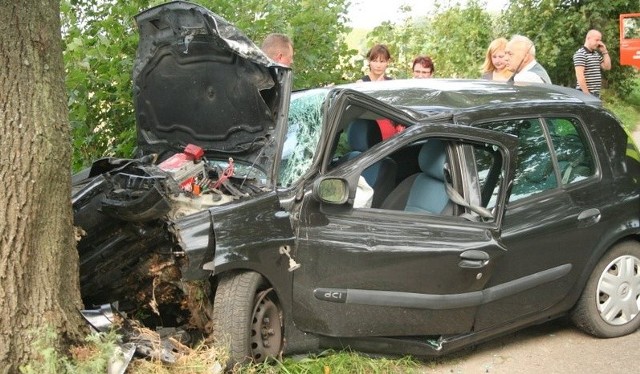 Clio uderzyło w drzewo na trasie Gostyń - Kamień Pomorski.