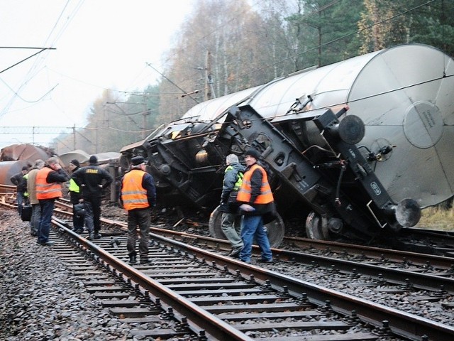 Wagony wypadły z torów około 200 metrów za stacją kolejową Warnowo, w kierunku Międzyzdrojów.