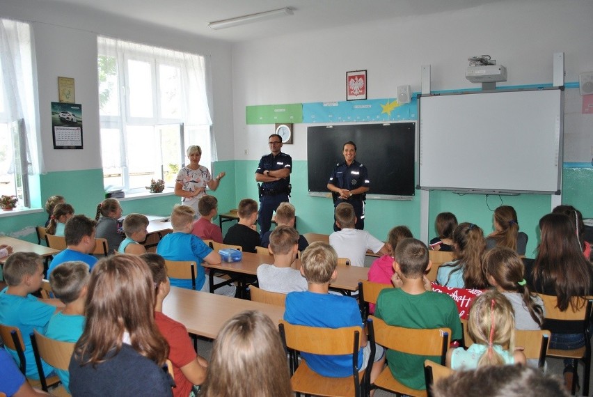 Policjanci byli w Paniewie, spotkali się z dziećmi w Radziejowie - opowiadali o swoje pracy, przestrzegali przed niebezpieczeństwami